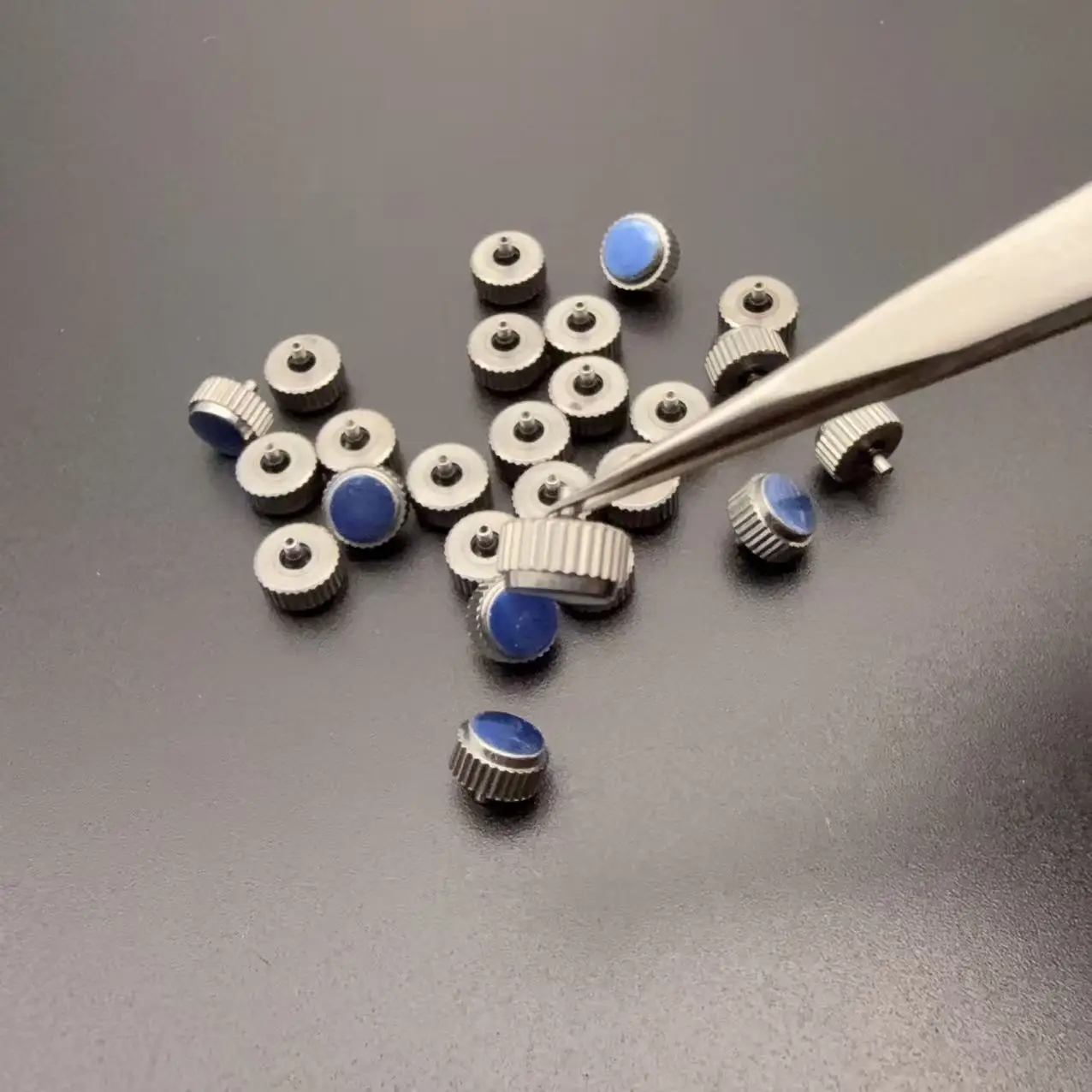 25 Stück/Set, silberfarbene Uhrenkronen aus Stahl, Kopfdurchmesser von 3,0 mm bis 8,0 mm, Lochdurchmesser 2,0 mm, mit langem und flachem Stift zur Reparatur von Uhrenkronen. – Detail 4
