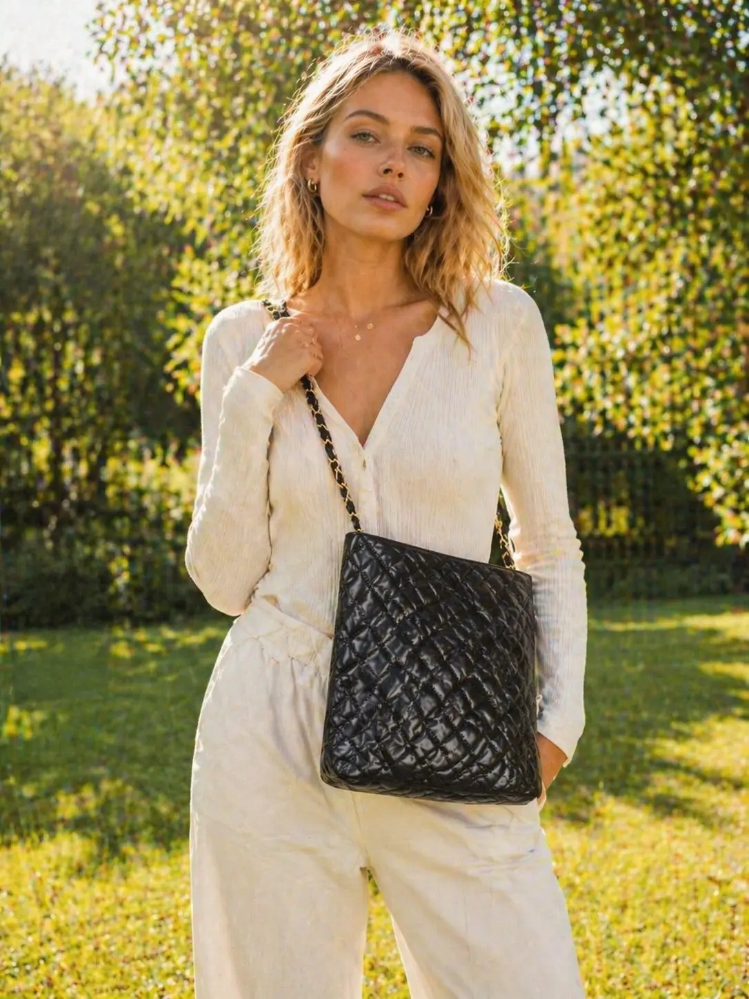 

Minimalist black diamond grid quilted large capacity commuting bag