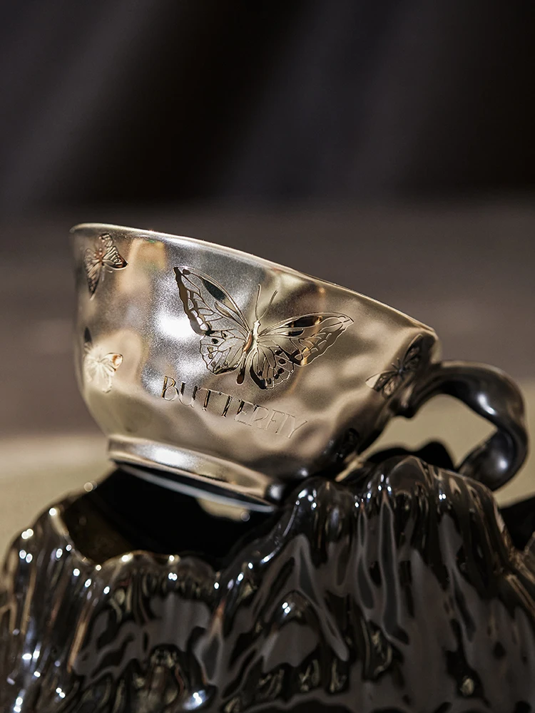 

Темно-серебристые светлые роскошные керамические специальные кофейные чашки и тарелки с бабочками, креативные ценные чашки для домашнего офиса, чашки для чая