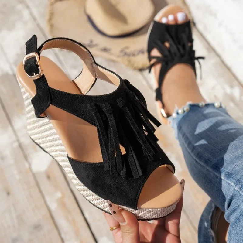 Sandales pour femmes à plateforme haute compensée, bout ouvert, avec bride à boucle réglable, détail franges, empeigne aspect daim, semelle intermédiaire aspect tressé, chaussure d'été