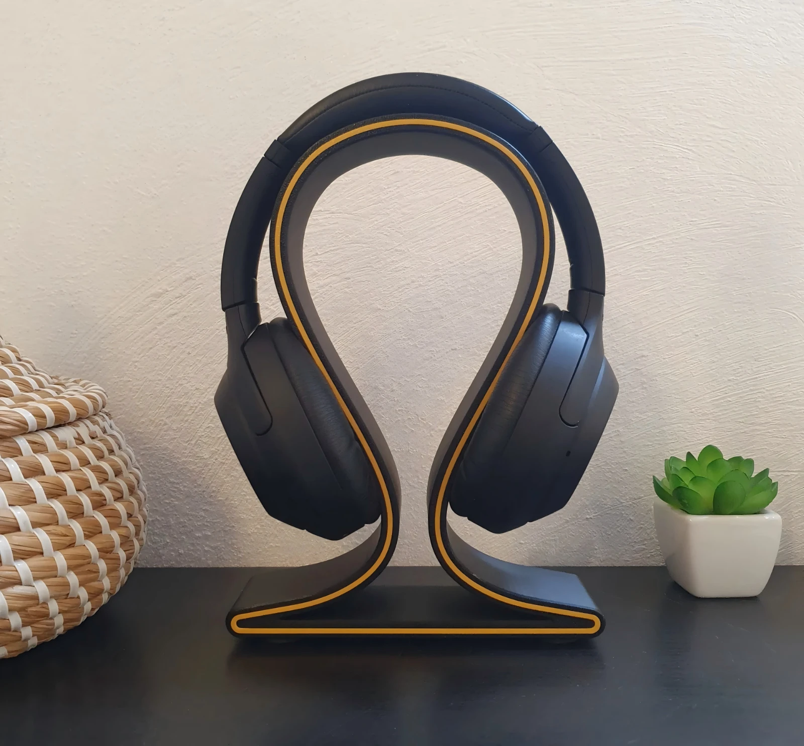 

Aesthetic Style Lightweight and portable Multi Color Headphone Stand Modern And Minimalist Design Minimalist