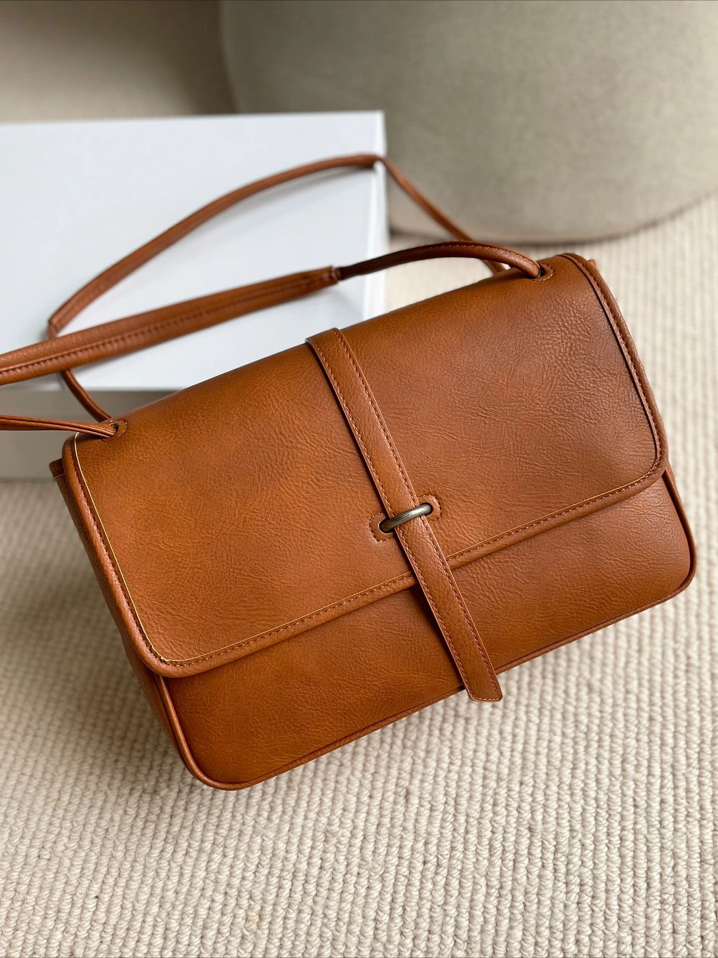 

Роскошная женская сумка через плечо, винтажная, из коричневой кожи, квадратная, с простым металлическим замком, универсальная, для повседневного использования, кроссбоди, на каждый день