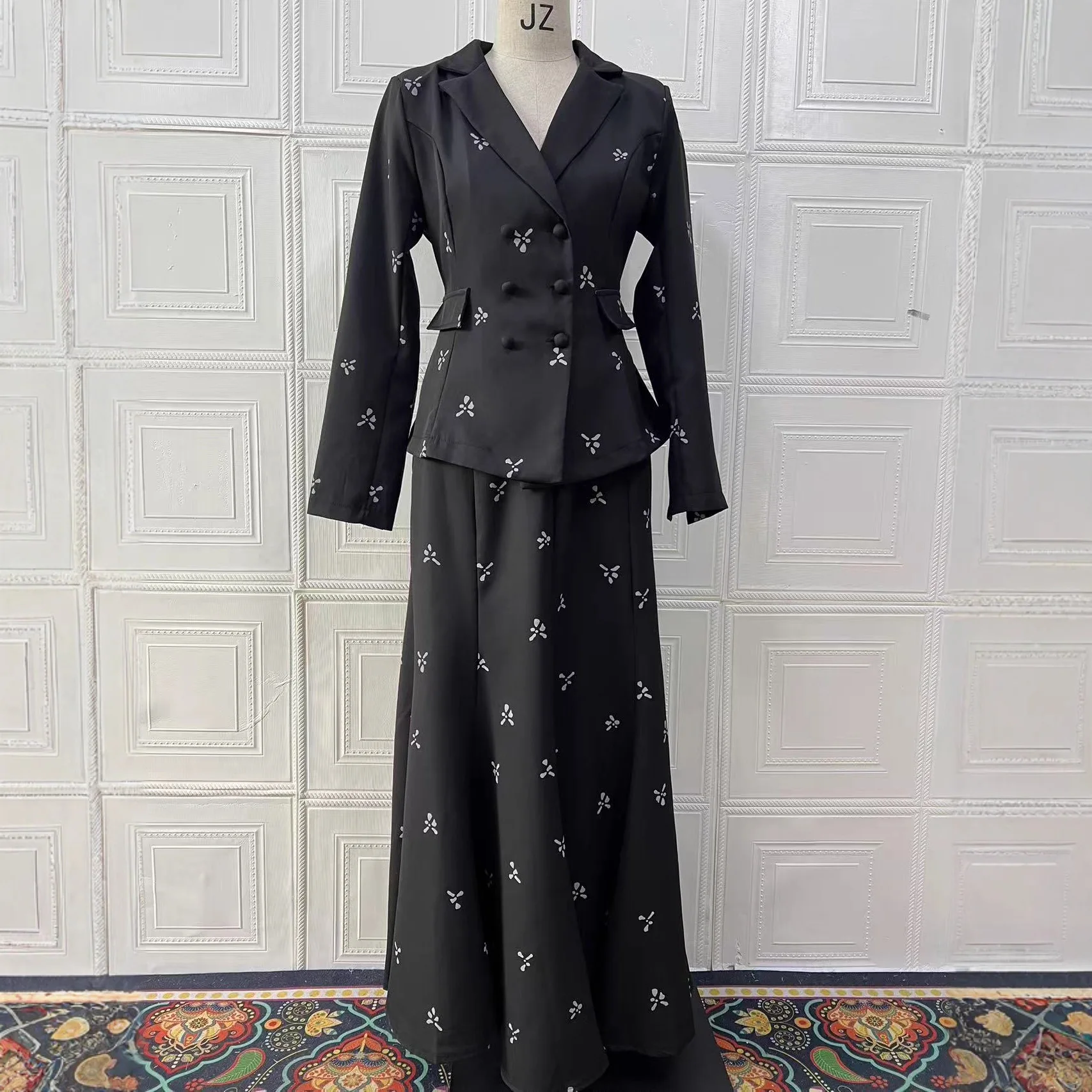 

Женский комплект из двух предметов: блейзер и юбка-макси фасона «русалка». Элегантный, универсальный, комфортный, повседневный, приталенный, высококачественный комплект.