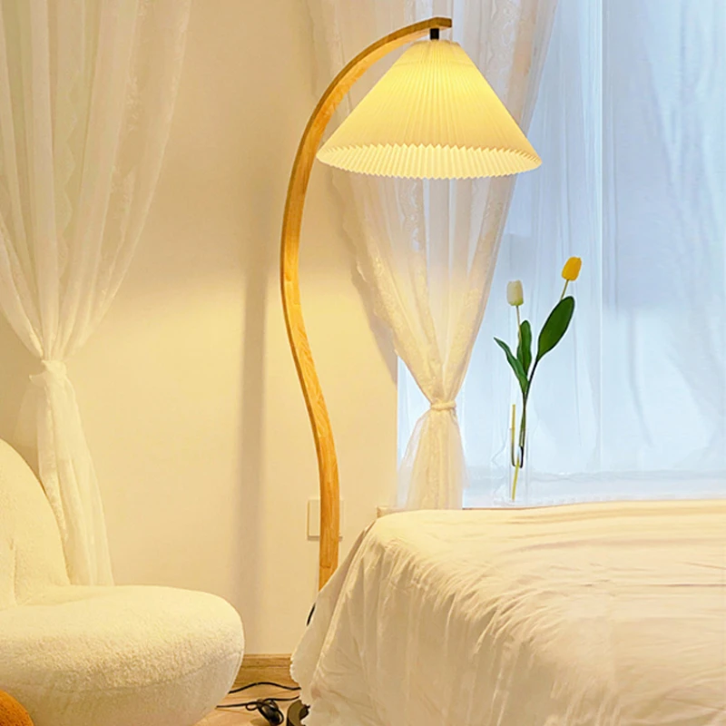 

Pleated floor lamp log bracket Japanese bedroom retro luxury living room sofa next to the lamp.