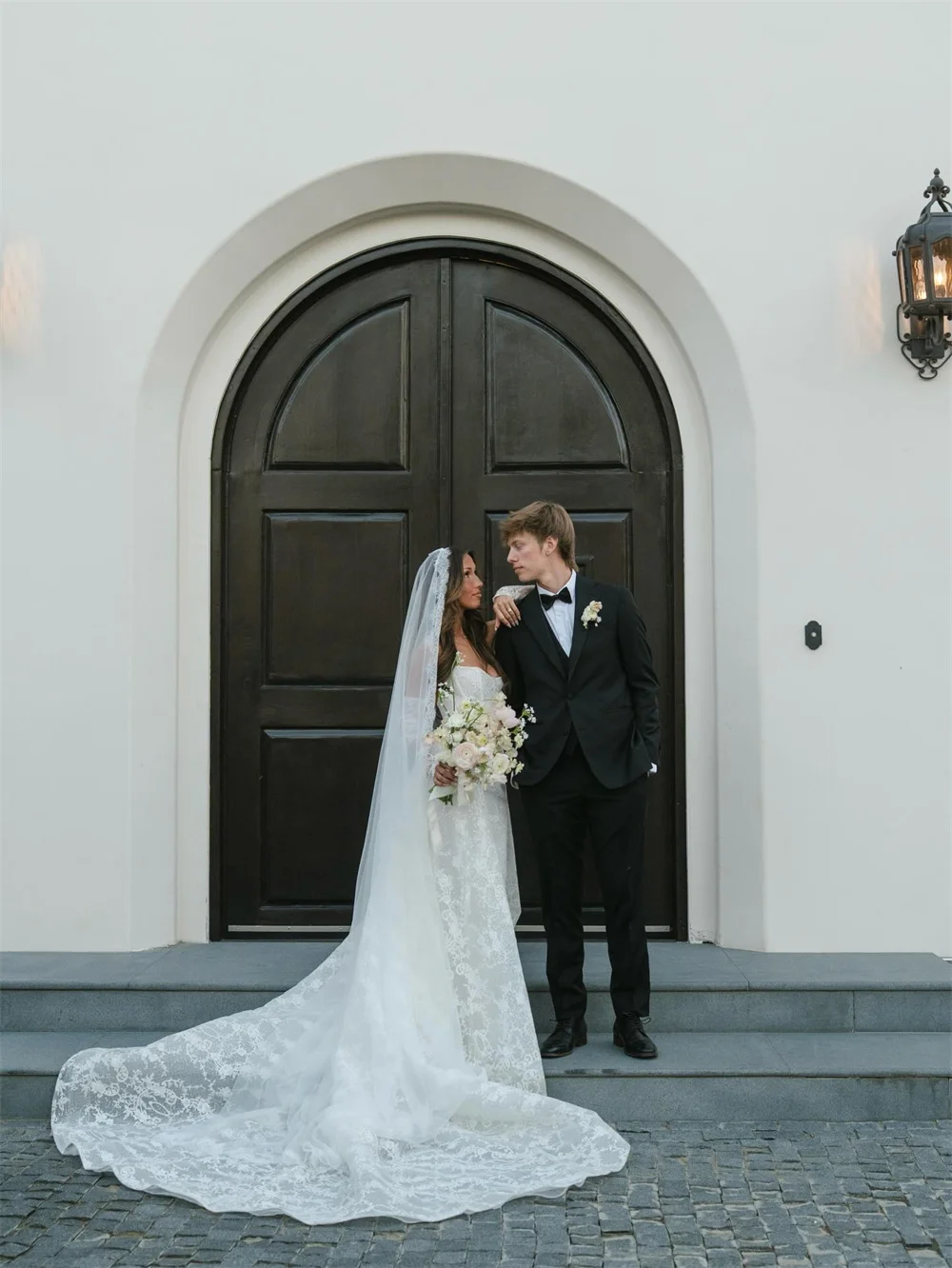Tokyo Customized White Strapless Wedding Dresses Detachable Sleeves Lace Bridal Gowns Mermaid Court Train Wedding Gowns 2026