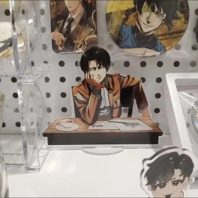 自作の新しい「進撃の巨人」と「リヴァイ」のアクリル製卓上オーナメント、高級感のあるクリエイティブなオーナメント
