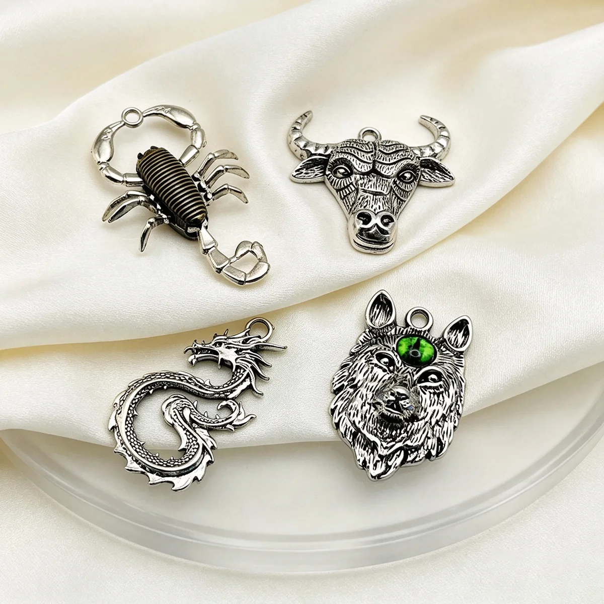 4-Piece Set of Animal DIY Handmade Pendants, Including Wolf Head, Cow Head, Coiled Dragon, and Scorpion in Various Styles, Suitable for DIY Bracelets, Necklaces, Earrings, and Hanging Ornaments, Handmade Beaded Decoration Accessories