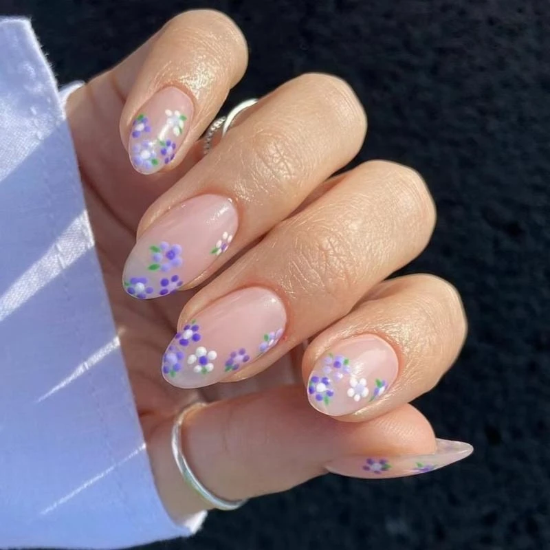 

40JD Short Almond Artificial with Floral Patterns for Women’s Manicure Art