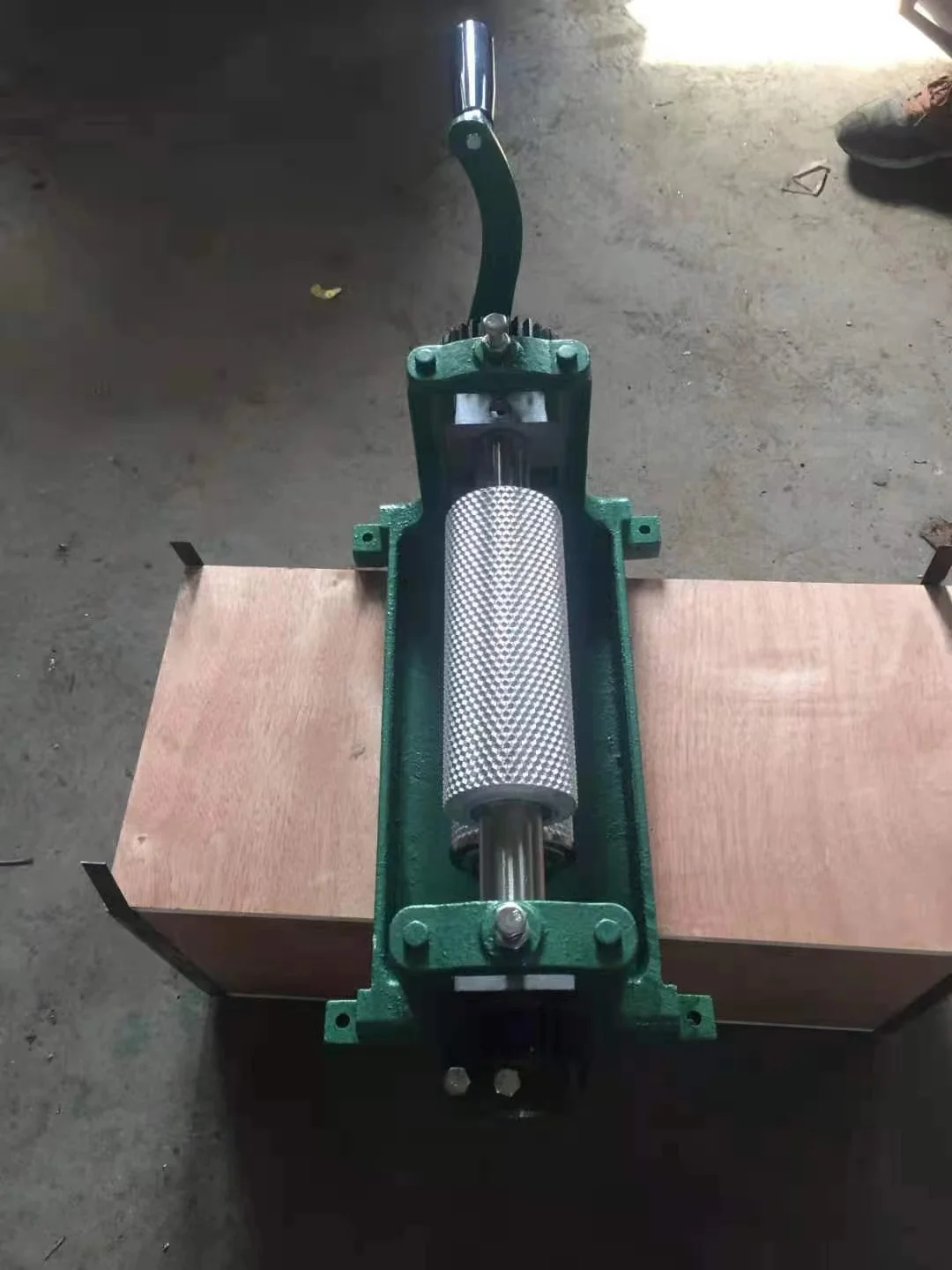 Manual Beeswax Mill Honeycomb Make Embosser Machine Beeswax Comb Roller Machine