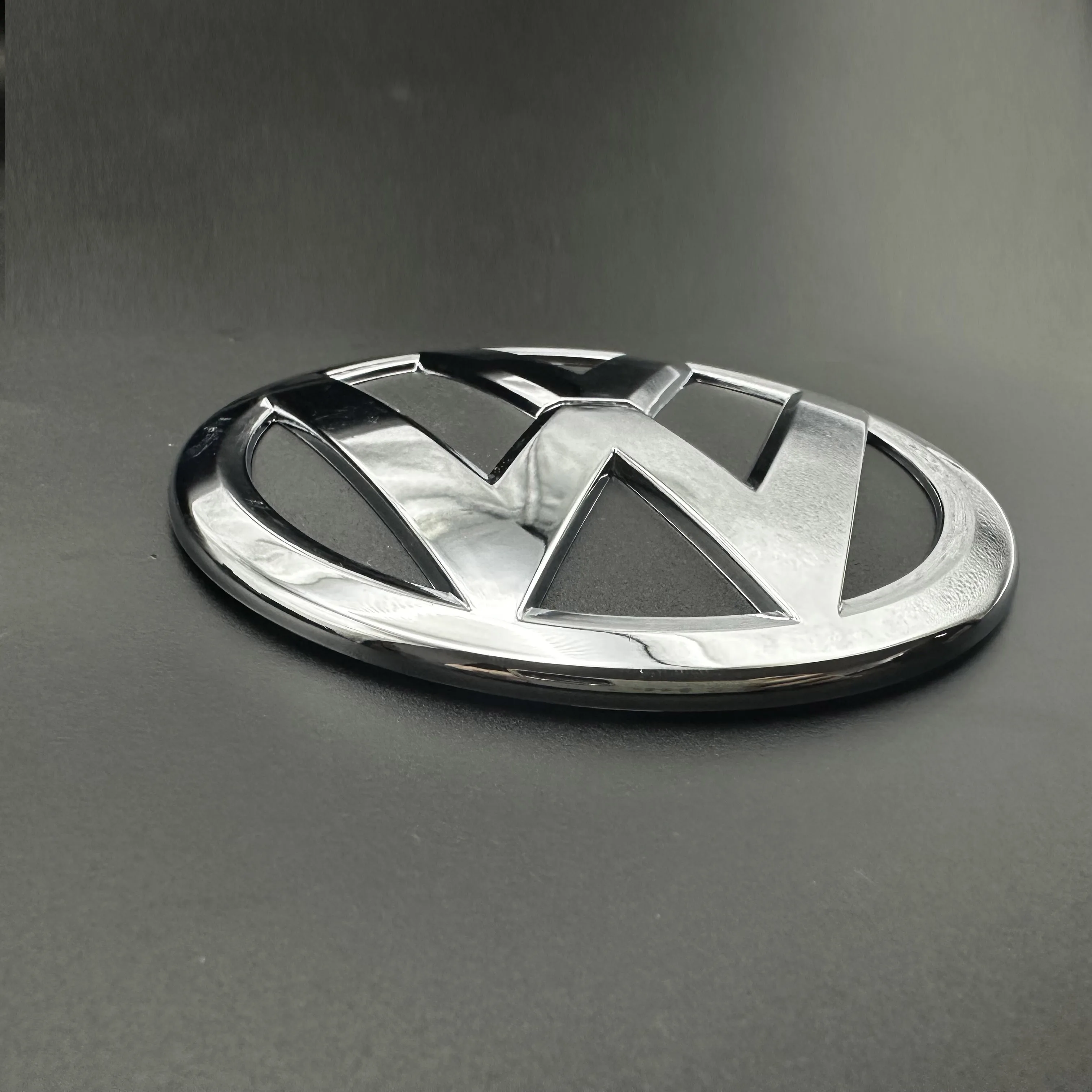 5NA853600 Logotipo de emblema de tapa de maletero trasero de repuesto de 110mm para Volkswagen tiguan L 2010-2020/golf mk5