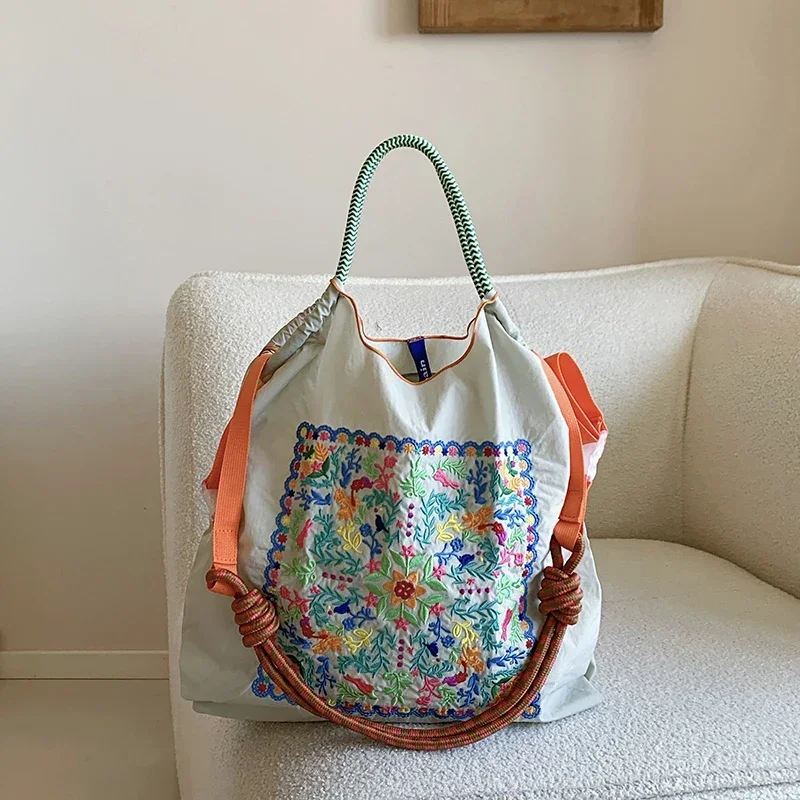 1 Stück neue böhmische, mit Blumen bestickte Umhängetasche, faltbare Tasche mit großem Fassungsvermögen, geeignet für Reisen, Einkäufe, Urlaubsgeschenke. – Detail 5
