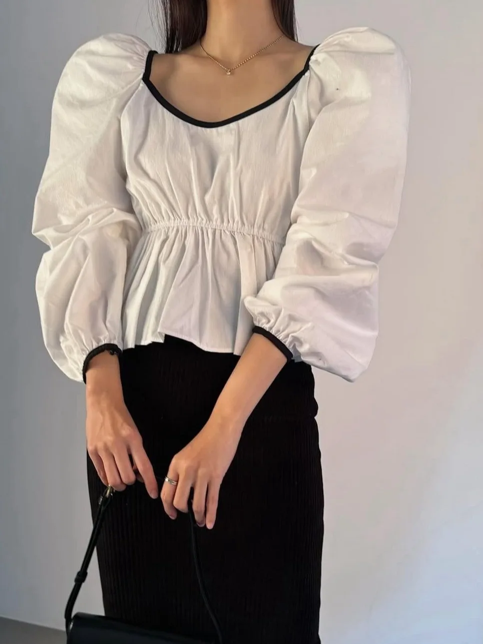 

Стильный женский топ в корейском стиле с длинными рукавами-фонариками, круглым вырезом и эффектом утяжки на талии, стандартной длины