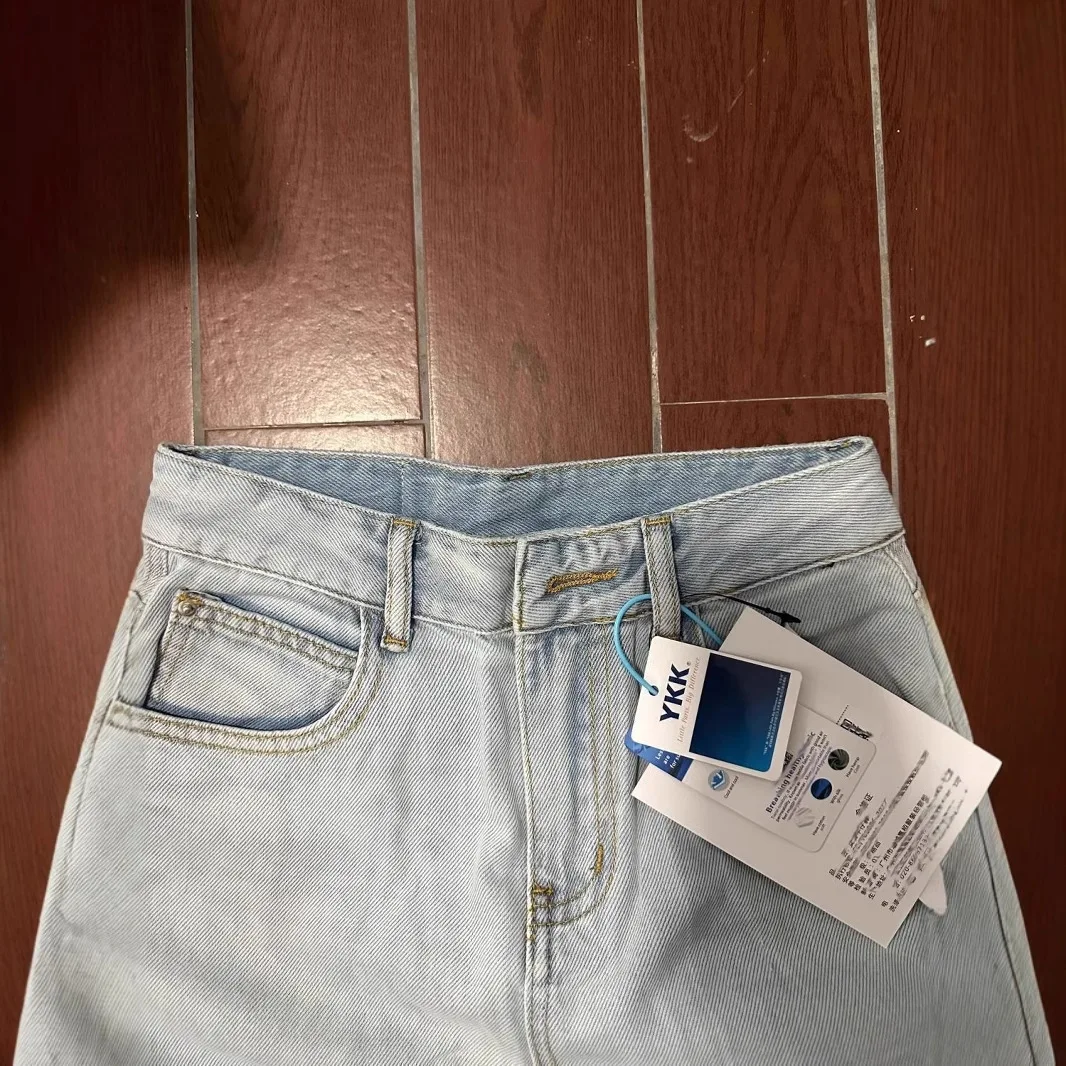 Calça jeans feminina azul claro, cintura alta, modeladora, cor clara, versátil, solta, casual, reta