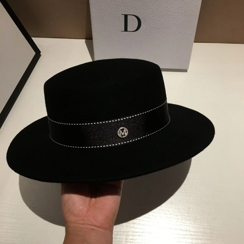 قبعة فيدورا من الصوف بحافة واسعة مسطحة باللونين الأبيض والأسود بألوان محايدة لملابس الخريف والشتاء غير الرسمية للجنسين للرجال والنساء