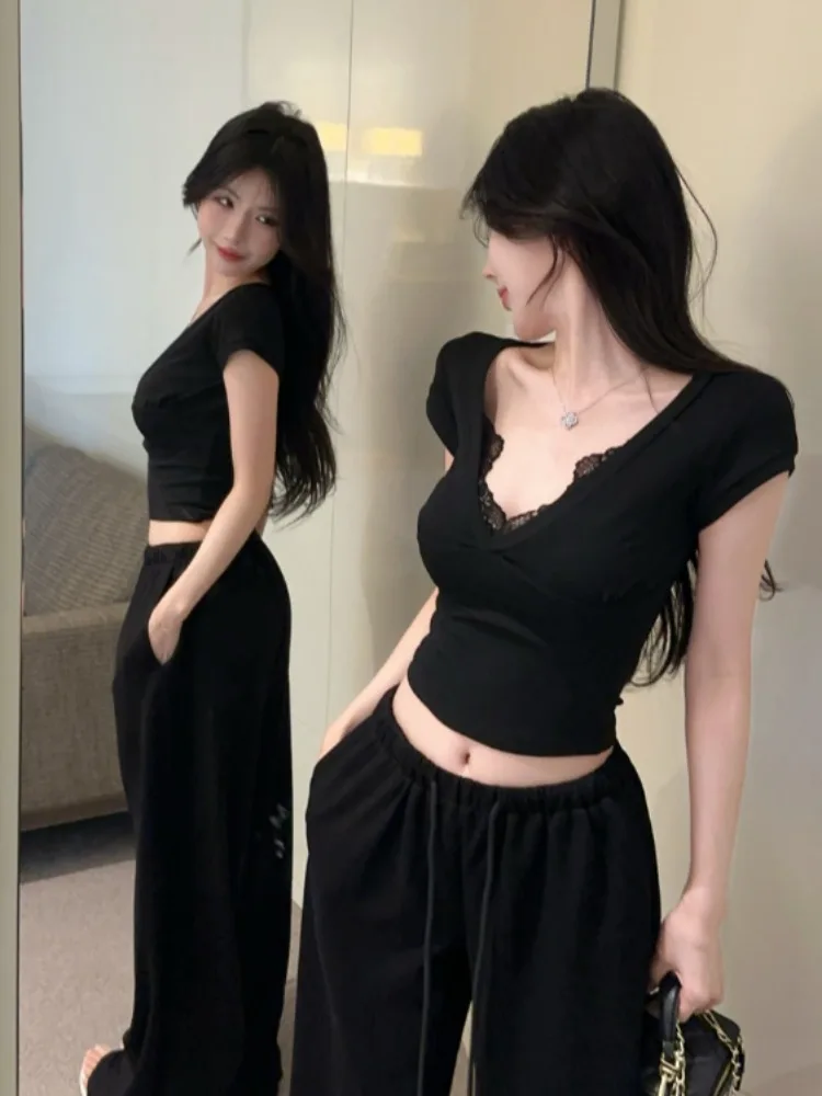 

Облегающий летний топ для женщин с кружевными вставками, V-образным вырезом, укороченный, повседневный, для создания иллюзии стройности...