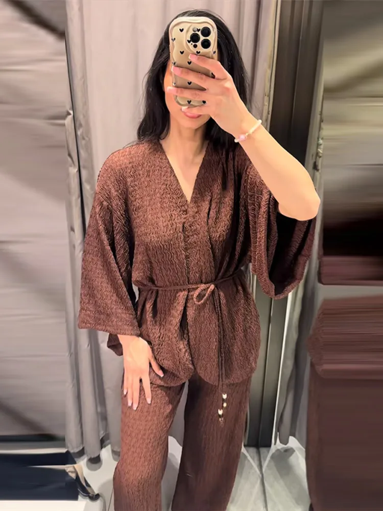 Texturiertes Spitzen-Oberteil mit V-Ausschnitt und Schnürung, Hosenanzüge für Damen, sexy Oberteile mit Fledermausärmeln und geraden Hosen mit hoher Taille, bezaubernde Damen-Outfits – Detail 19