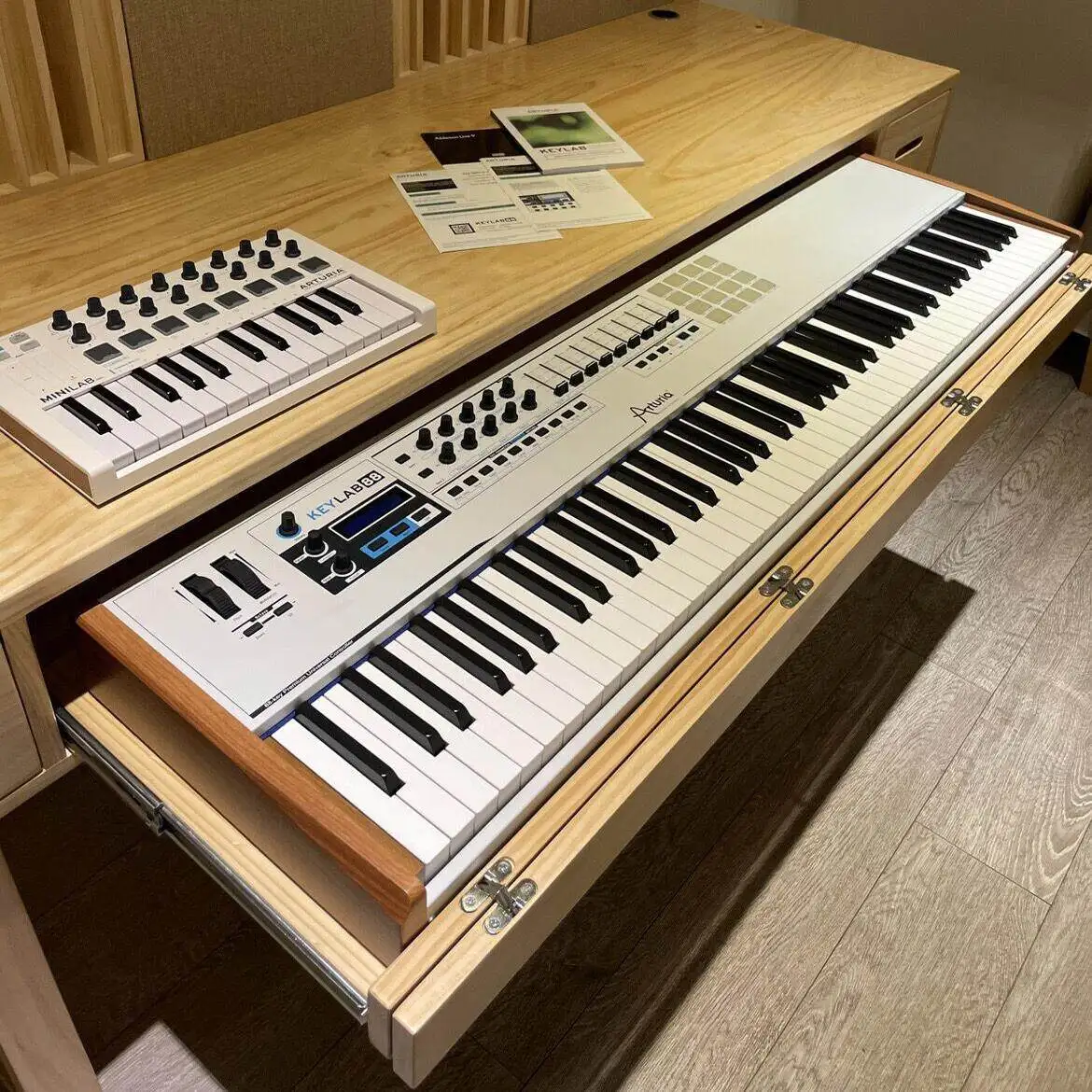 Solid Wood Keyboard Desk Electric Piano Bookcase Desk MIDI Keyboard Music Production Workstation Piano Table