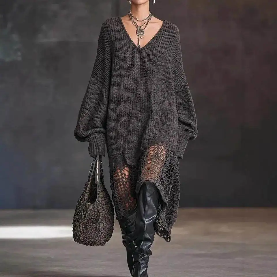 

2025 Новинка: Вязаное платье с V-образным вырезом, асимметричным подолом, вырезами, свободного кроя, для девочек, со средней талией, H-образного силуэта, с рукавами «летучая мышь»