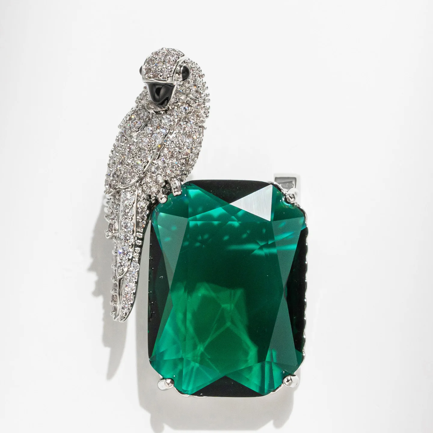 

Luxury Retro Emerald Crystal Parrot Brooch, New High-end Bright Gemstone Men's Corsage Brooch Pin