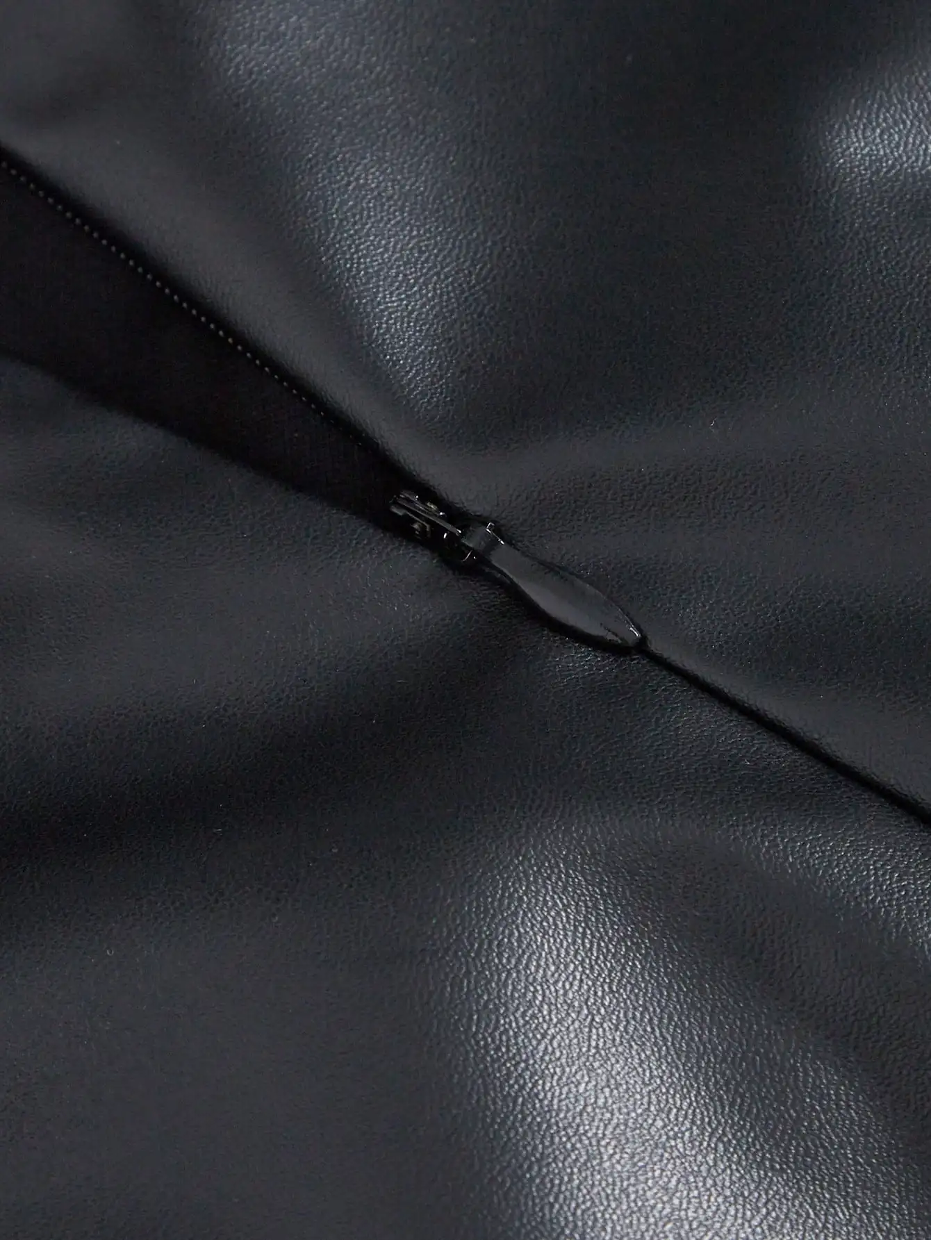 Saia Mini de Couro PU Preto com Drapeado Assimétrico