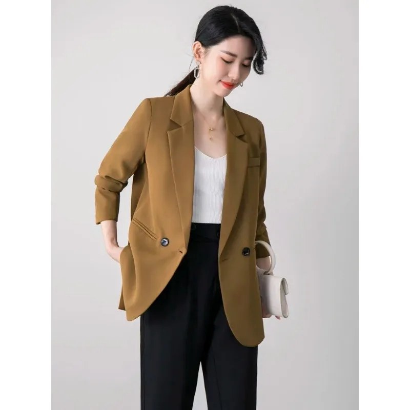 Damska czarna marynarka z rozcięciem z tyłu, zapinana na guziki, z mankietami, dopasowany krój, elegancka, formalna, stylowa kurtka do biura.