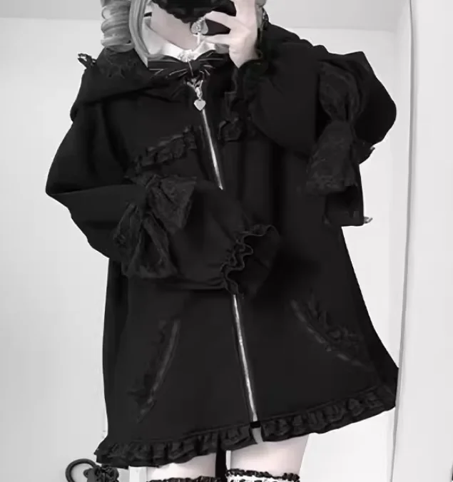 جديد خريف 2025 معطف فضفاض بقلنسوة لطيف ياباني أسود مكشكش بفيونكة حلوة موضة فضفاضة لتخفيض العمر متعددة الاستخدامات بأكمام طويلة