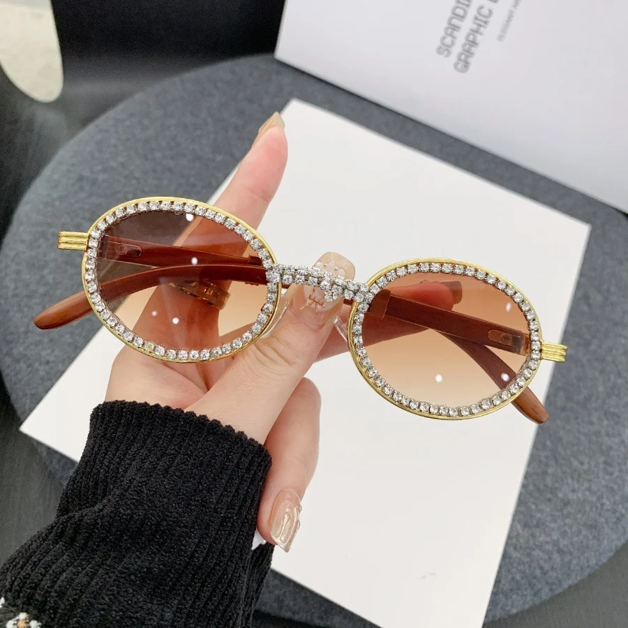 1-teilige Damen-Sonnenbrille in neuer ovaler Form mit Diamant-Inlay und Holzmaserungs-Design, stilvoll und vielseitig, hochwertig, geeignet für