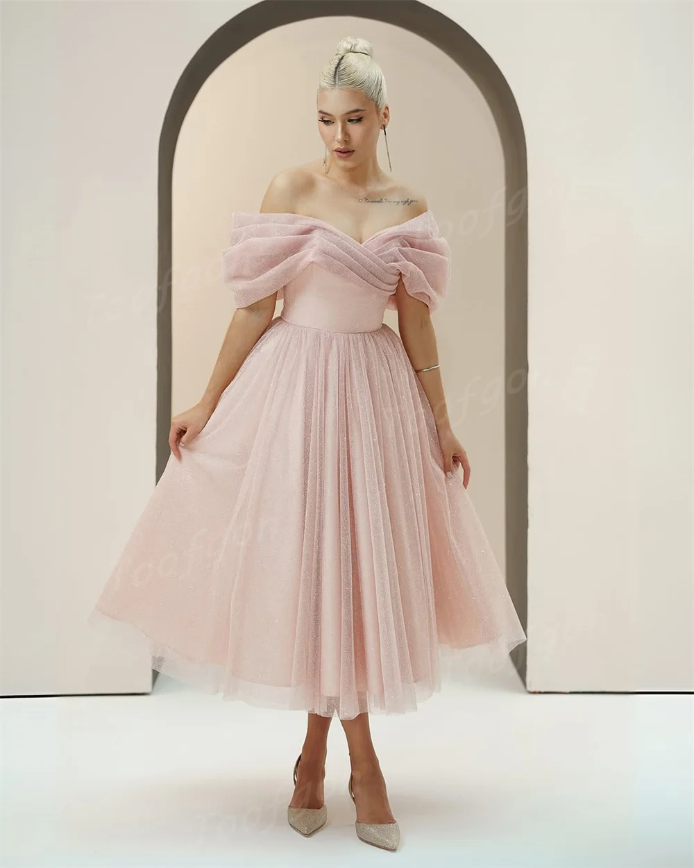 Toofgon カスタマイズされたピンクの光沢のあるチュールウエディングドレスオフショルダーショートパフスリーブイブニングパーティードレス女性エレガントなウェディングドレス