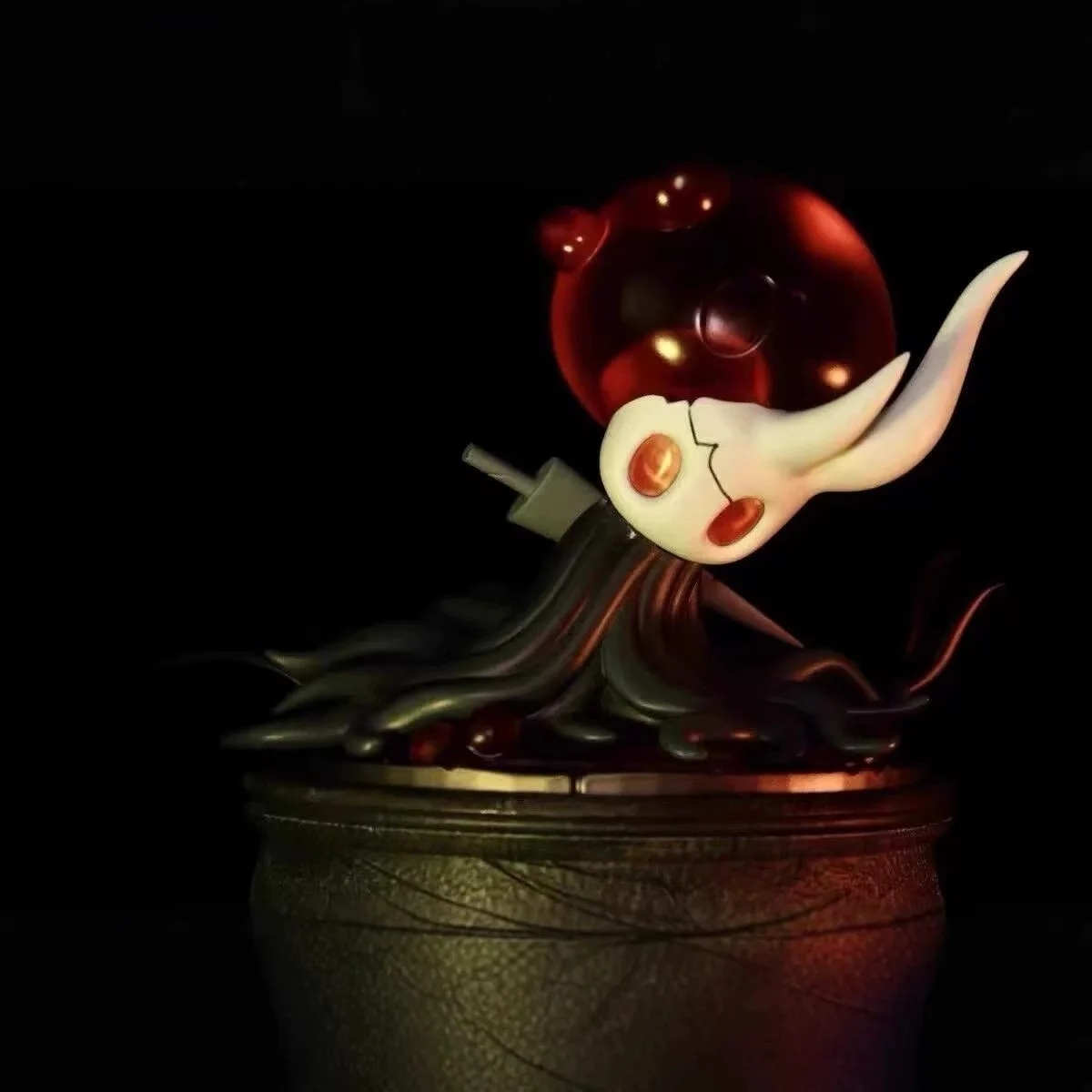 

Hollow Knight Broken Vessel Glowing Statue Night Light – Game Collectible Desktop Ornament For Bedroom Decor