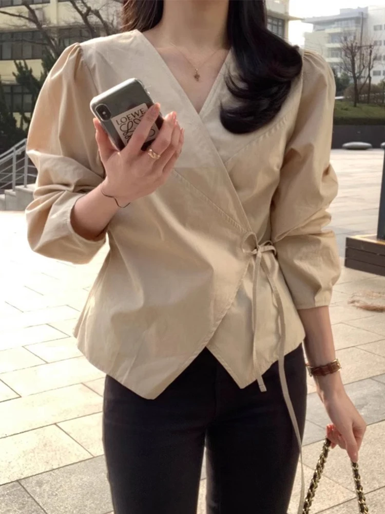 シックな V ネック長袖非対称シャツ女性のファッションデザインノットウエストルーズフィット韓国スタイル通勤秋 2024