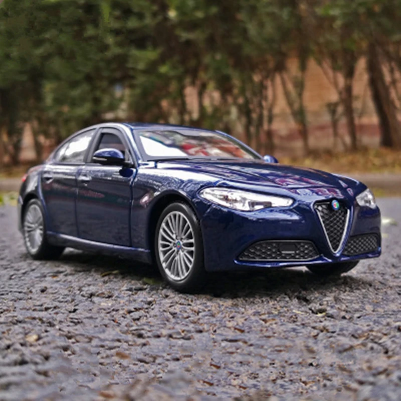 1:24 Alfa Romeo Giulia Sports Alloy Car Model Diecasts & Toy Vehicles Metal Toy Car Model High Simulation Collection Kids Gift