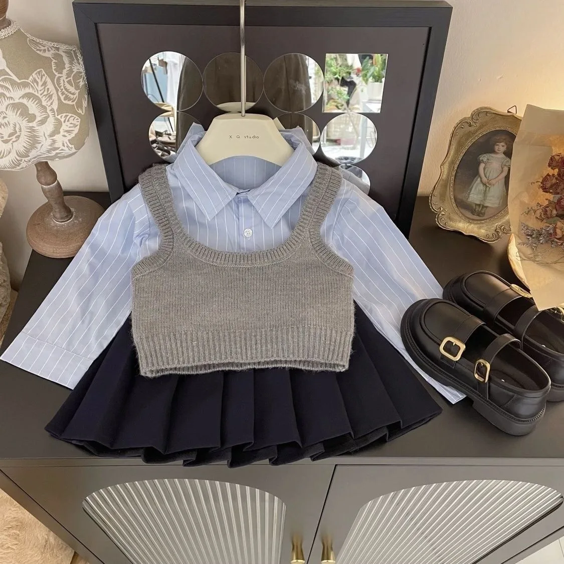 

2024 Suit Korean Version of Baby Girl Autumn Vest Vest Blue Striped Shirt Pleated Skirt College Style Three-piece Set