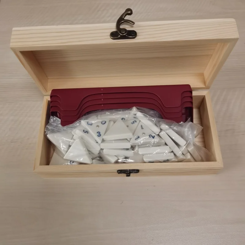 Cartões de números de dominó de melamina da marca triangular Pequena caixa de madeira conjunto de dominó com 4 suportes Perfeito para reuniões familiares