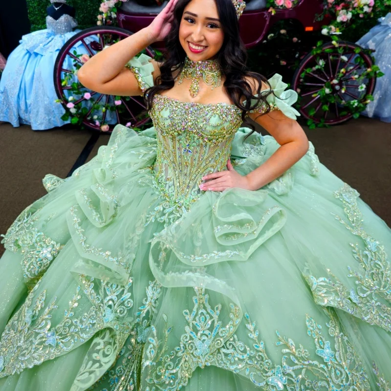 

Блестящее зеленое платье для квинсеаньеры с открытыми плечами, украшенное блестками и кристаллами, многослойное, с длинным шлейфом и бантом, vestidos de 15 Quinceanera ﻿ Индивидуальный заказ