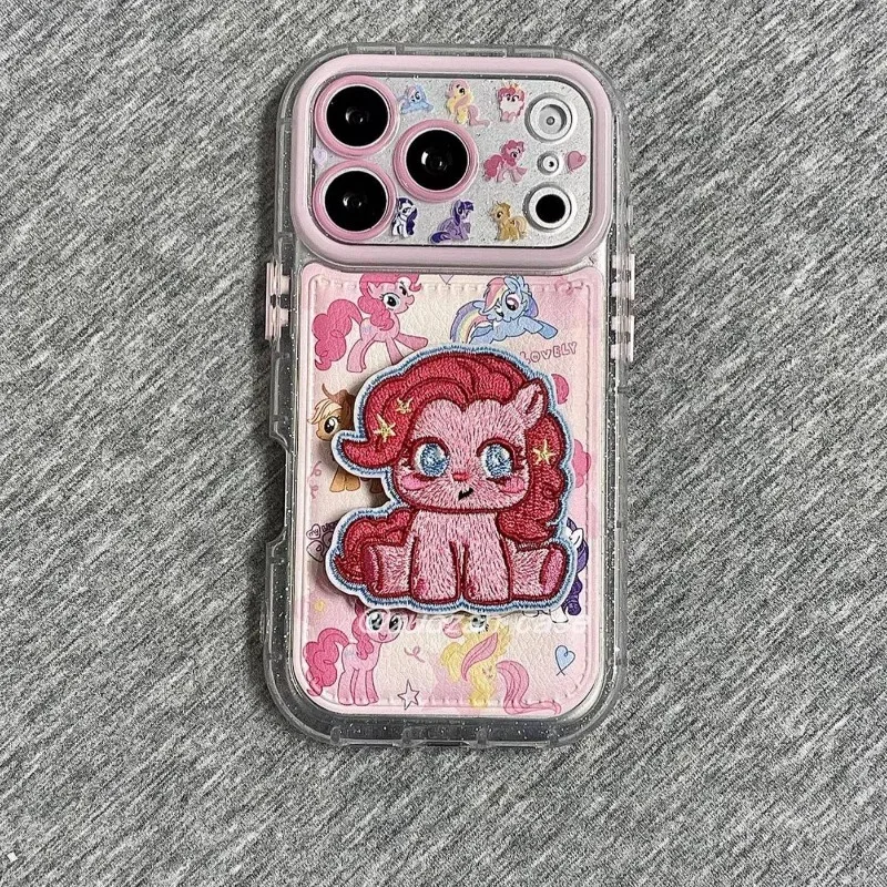 

Чехол для телефона My Little Pony (Мой маленький пони) с персонажами аниме, подходит для iPhone 17 Pro Max, моделей Apple 16/15/14, с милым дизайном и подставкой в виде пони Баоли.