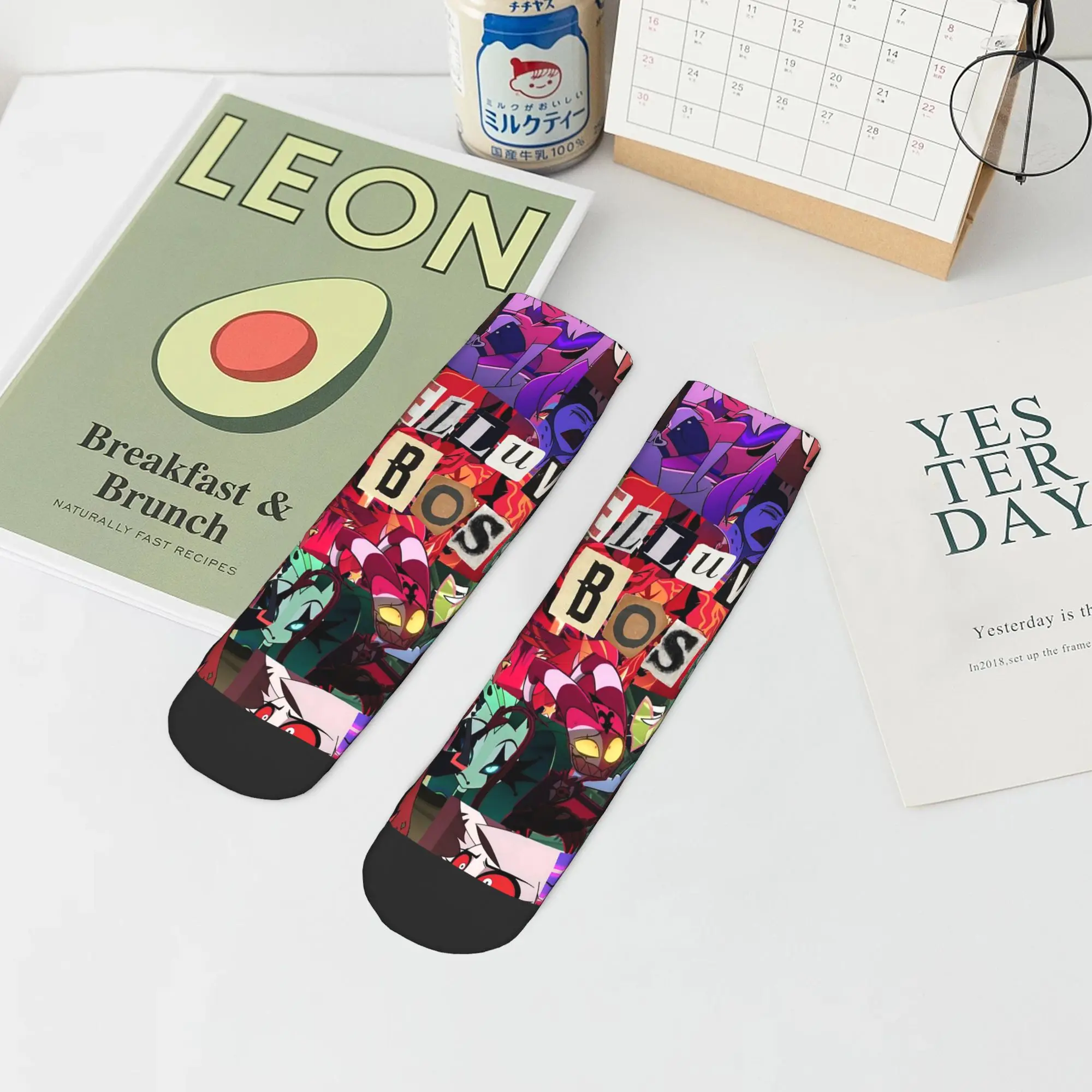 جميع المواسم Helluva Boss الكرتون الجوارب Harajuku سوبر لينة الرياضة الأوسط جوارب أنبوبية لينة جوارب الموضة للرجال النساء الهدايا