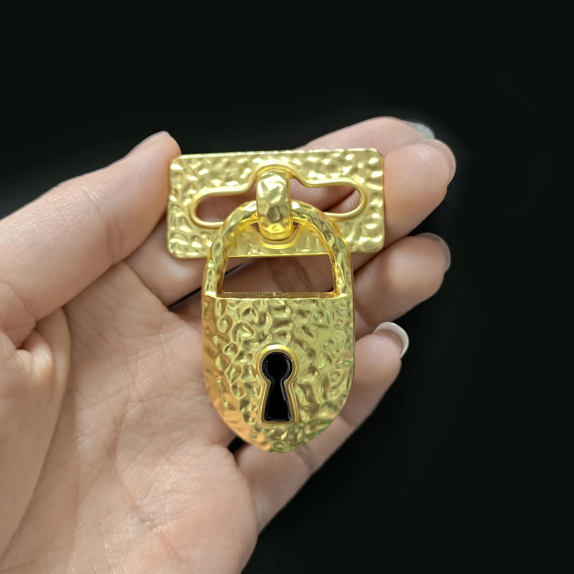 Beaut&Berry Vintage Glossy Door Lock Brooches for Women Unisex Creative Pins Casual Party Jewelry Accessories Gifts Decoration