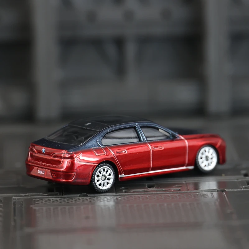 

CCA 1:72 BMW i7 амортизирующий сплав, маленькая масштабная модель автомобиля, мини-игрушка, коллекция украшений, детские подарки