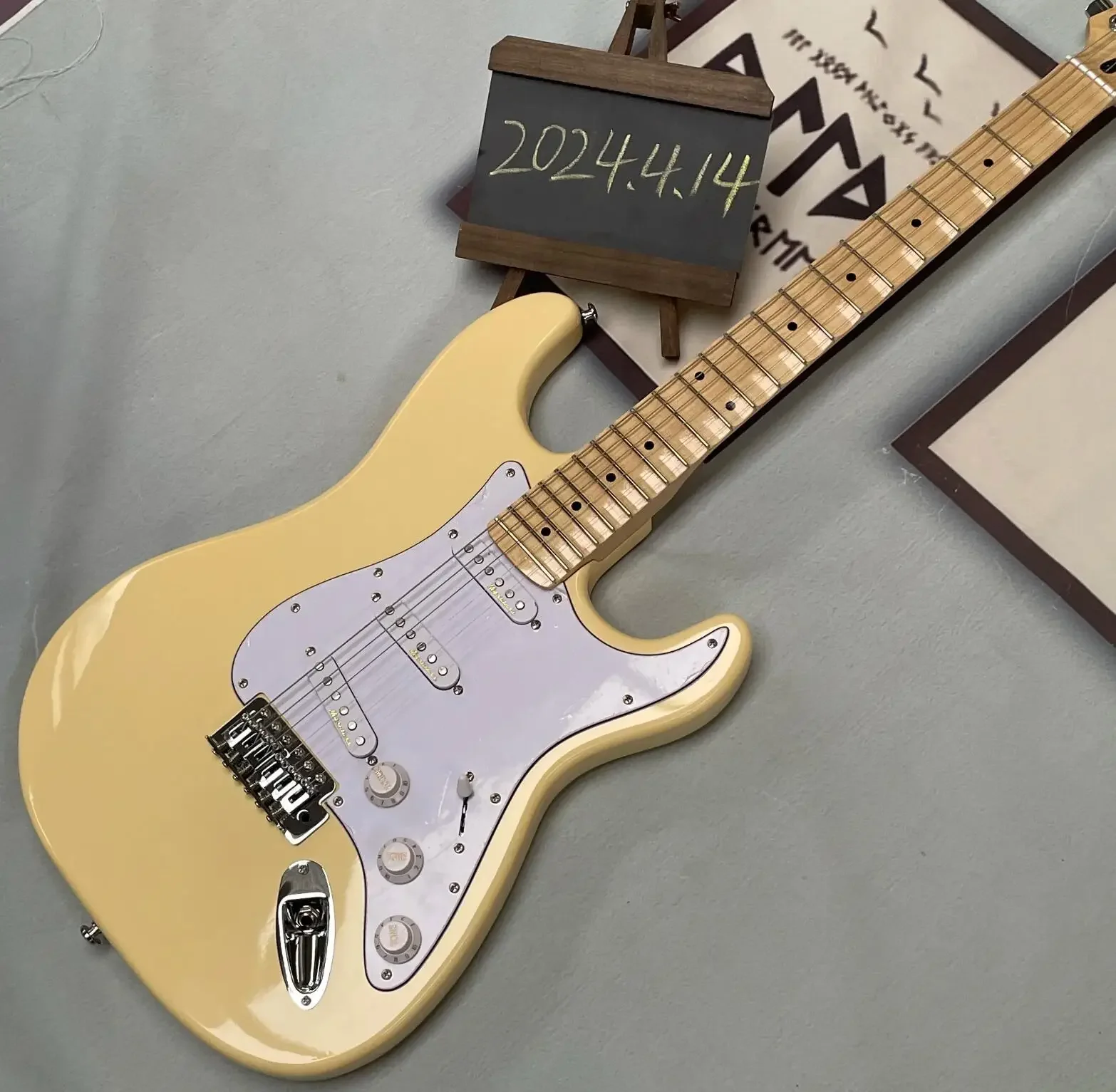 

In Stock Ivory Cream Yngiwe Electric Guitar Big Headstock Scalloped Maple Fingerboard Tremolo Bridge Whammy Bar