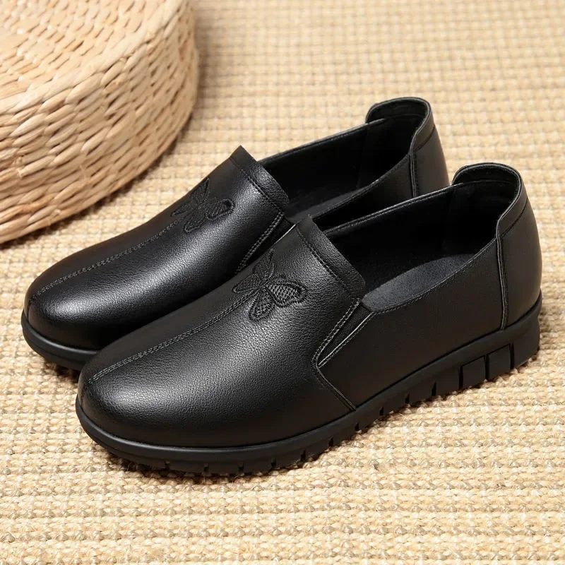 

New Spring Soft Soled Mother Black Single Shoes Leather Non-slip Casual Comfortable Middle-aged Ladies Flat Shoes Women Sneakers