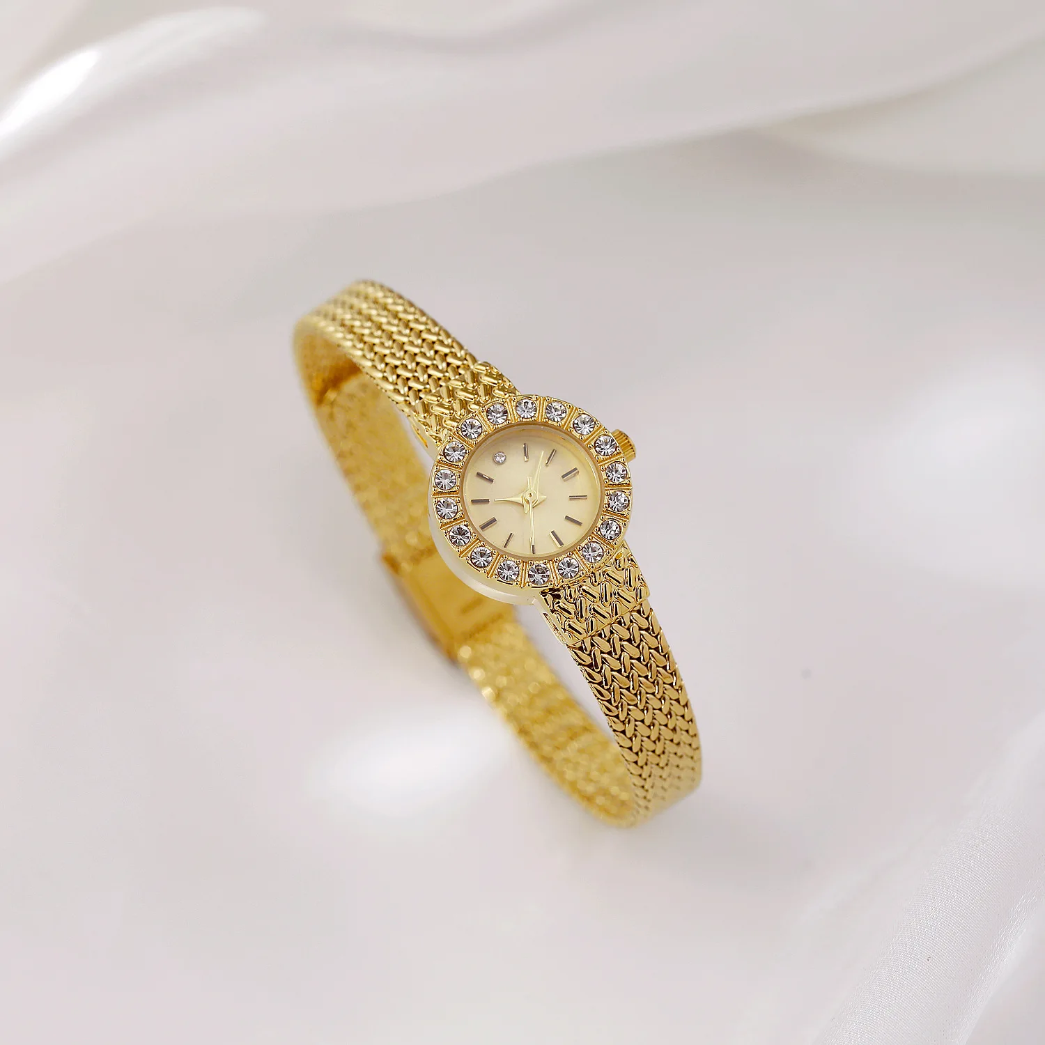 Orologio da polso da donna vintage Orologio da donna con temperamento di lusso Cinturino a forma di grano Orologio al quarzo da donna con quadrante circolare con diamanti