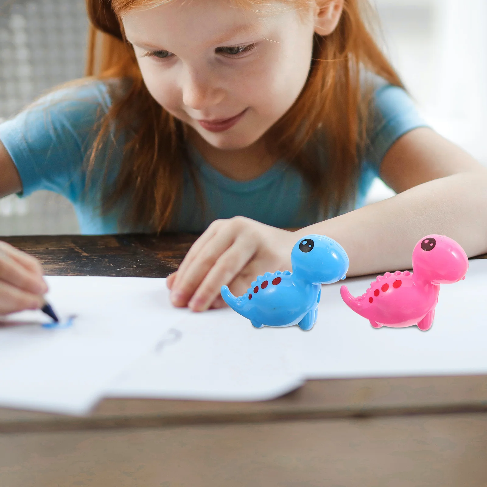 12 قطعة مبراة أقلام ديناصور أداة شحذ يدوية للوازم المدرسية المحمولة مبراة صغيرة محمولة باليد #2