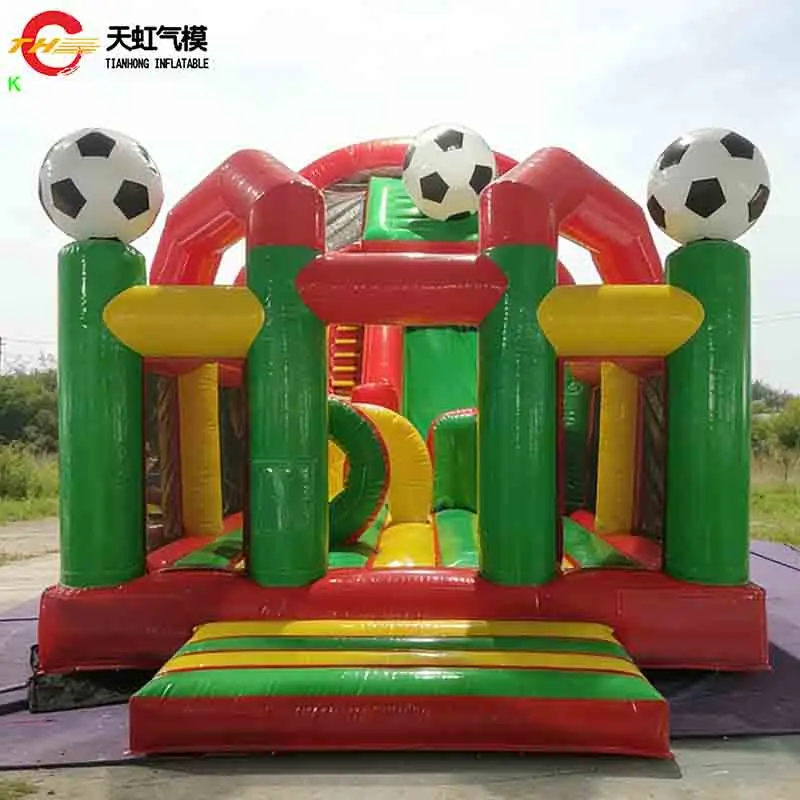Kommerzielle aufblasbare Fußball-Hindernisrutsche auf dem Meer, maßgeschneiderte aufblasbare Hüpferrutsche, Spielplatz mit Gebläse