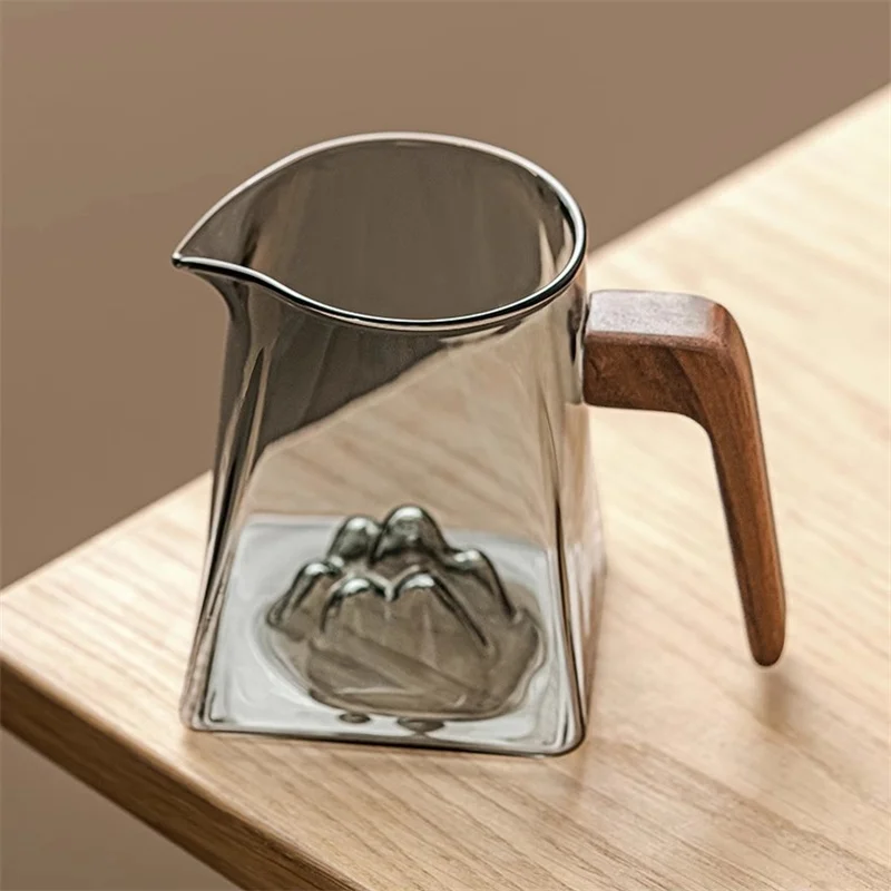 450ml Mountain View Bottom Glass Fair Cup With Wooden Handle Tea Pitcher Kung Fu Tea Set Chahai Tea Ceremony Accessories