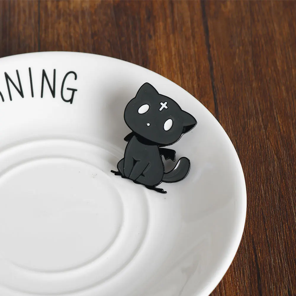 Lindo gato negro Chomsuke insignia broche Anime Kono Subarashi Sekai Ni Shukufuku Wo mago del arco Megumin's mascota Cosplay joyería regalo