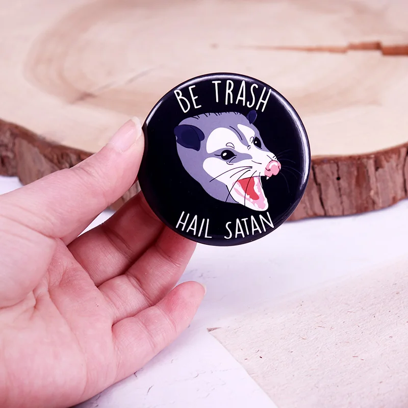 سلة المهملات حائل دبوس زر ساتان ، شارة أوبوسوم ، ميم الحيوان ، صفيح بينباك