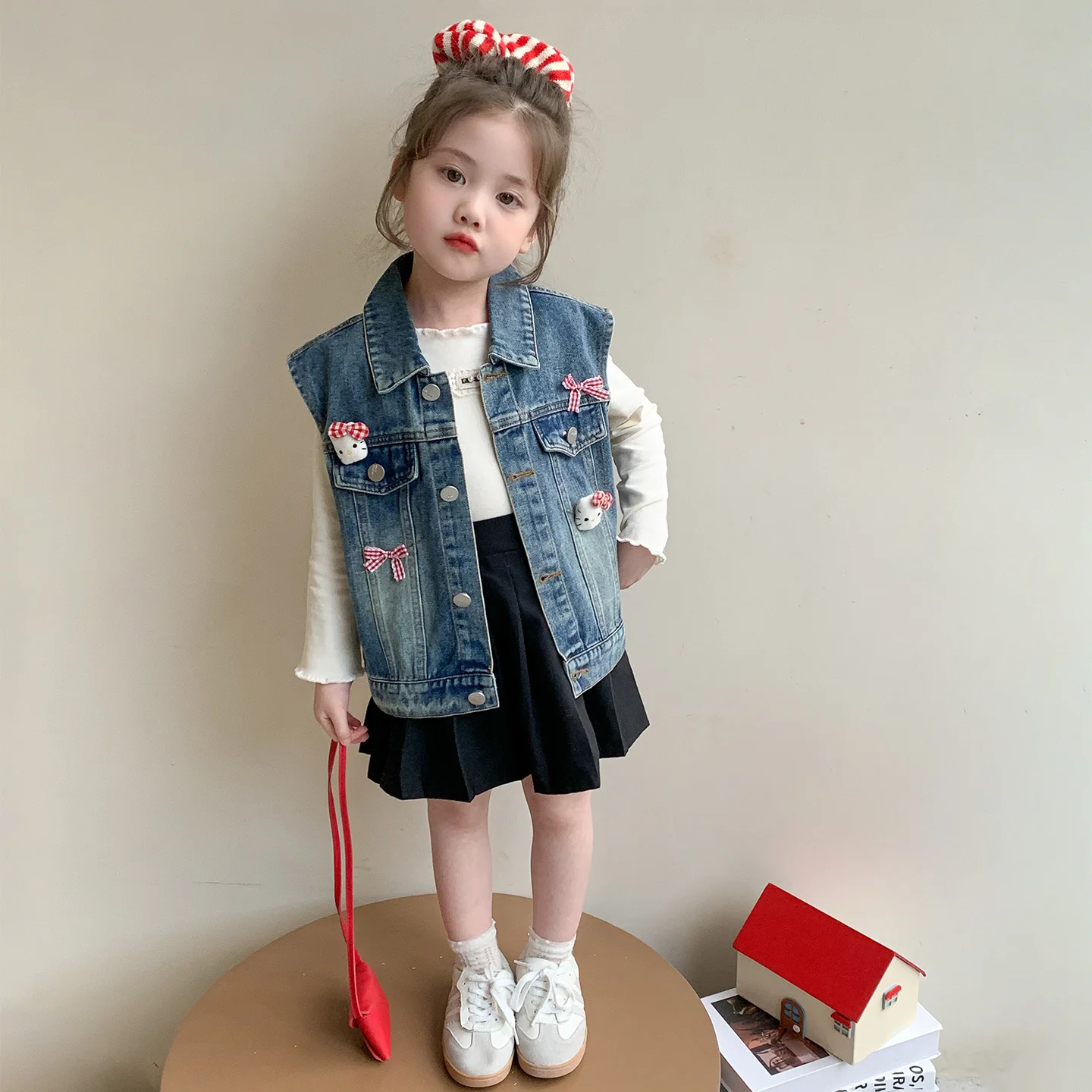 

Осенний джинсовый жилет для девочек, новый милый повседневный свободный жилет без рукавов Hello Kitty, модные универсальные однобортные синие топы