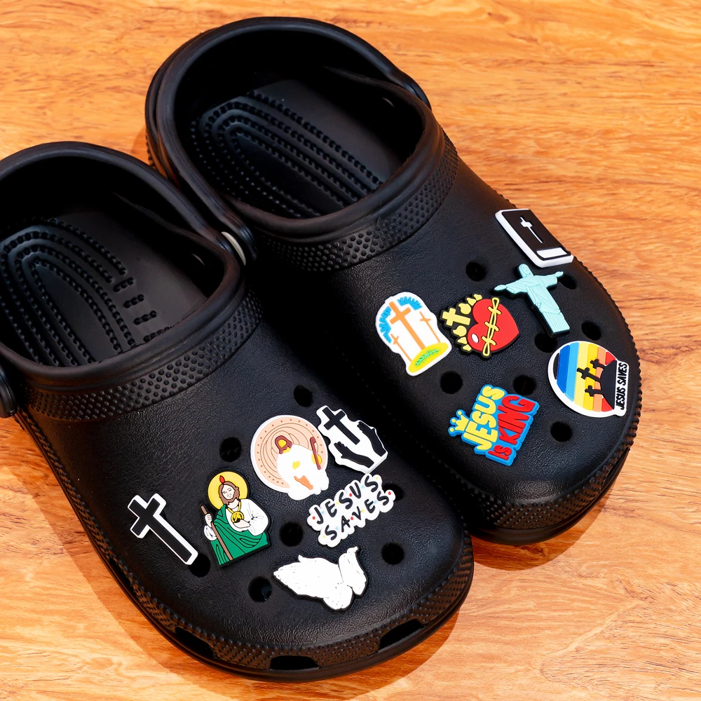 1 stücke PVC Religiöse Jesus Clog Schuh Charms Heilige Bibel Schuh Dekorationen Pins für Frau Männer Party Favor Geschenke DIY clips Zubehör – Detail 4