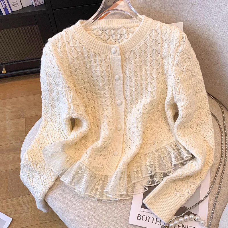 เสื้อคาร์ดิแกนถักสำหรับผู้หญิง แต่งลูกไม้ เสื้อจั๊มเปอร์แบบต่อผ้า ตัดเย็บแบบเว้า คอทรงโอ แขนยาว ทรงหลวม สไตล์หวานๆ ลำลอง ฤดูใบไม้ร่วง 2025