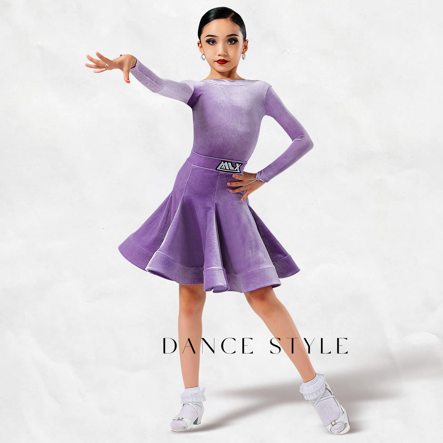 2026 การแสดงเต้นรำละตินเครื่องแต่งกายสำหรับหญิงแขนยาวกำมะหยี่กระโปรงแยกชุดชัช่า รุมบาเสื้อผ้าละติน DQS20272